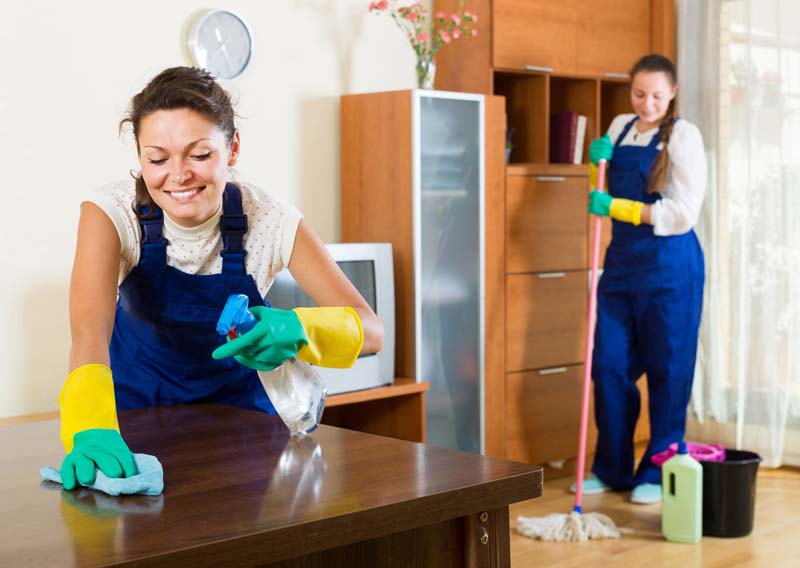 Chica limpiando mesa